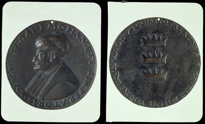 Medalha-retrato, anverso representando o sultão Mehmed II (1432-81), reverso representando três coroas